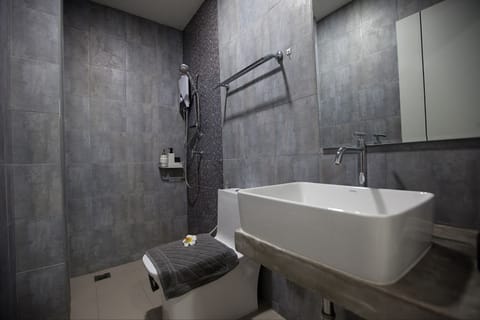 Suite | Bathroom | Shower, free toiletries, towels, soap