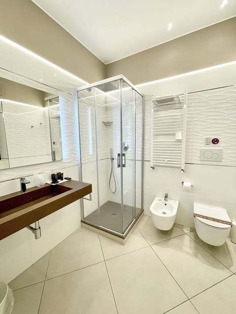 Luxury Triple Room | Bathroom | Shower, rainfall showerhead, free toiletries, hair dryer