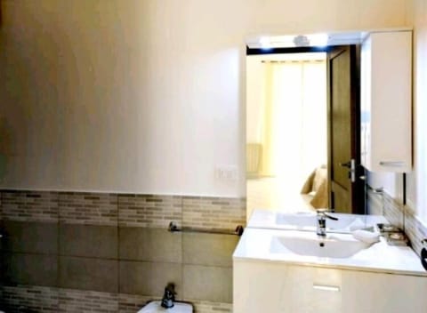 Double Room | Bathroom | Free toiletries, hair dryer, bidet, towels