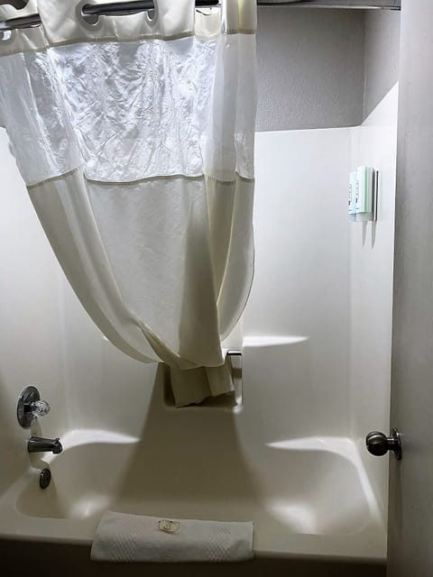 Room, 1 Queen Bed, Non Smoking | Bathroom | Combined shower/tub, hair dryer, towels