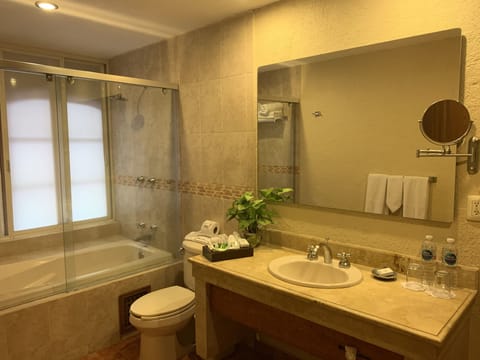 Suite Double | Bathroom | Free toiletries, hair dryer, bathrobes, towels