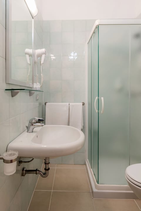 Rainfall showerhead, free toiletries, hair dryer, bidet