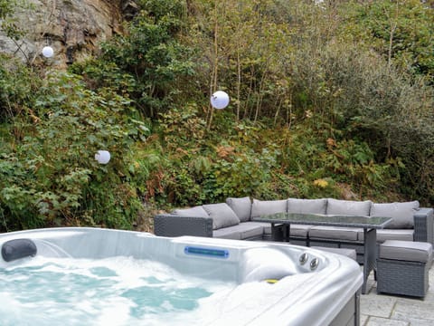 Hot tub | Llys Cyngar, Morfa Bychan, near Porthmadog