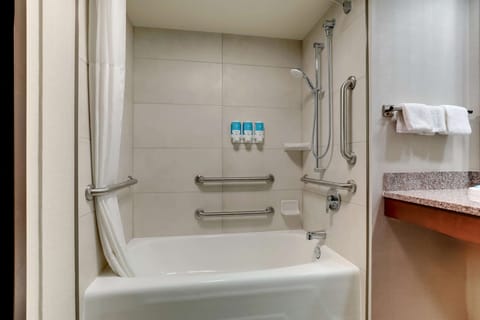 Combined shower/tub, free toiletries, hair dryer, towels