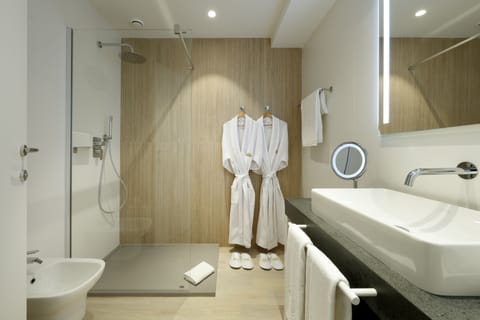 Deluxe Room (Signature Level) | Bathroom | Shower, rainfall showerhead, free toiletries, hair dryer