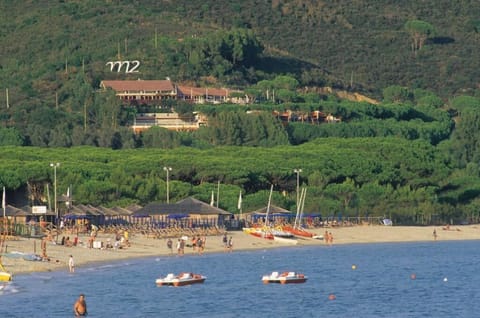 Beach nearby, white sand, free beach shuttle, beach volleyball