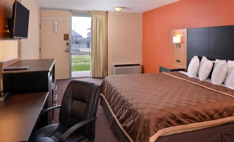 Room, 1 King Bed, Non Smoking | Desk, iron/ironing board, free WiFi, bed sheets
