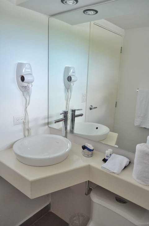 Business Studio | Bathroom | Shower, rainfall showerhead, towels, soap