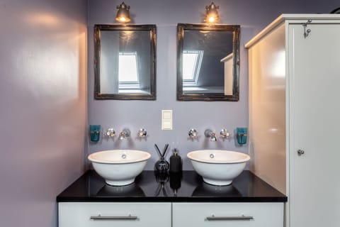 Deluxe Apartment | Bathroom | Separate tub and shower, deep soaking tub, rainfall showerhead