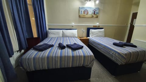 Standard Triple Room, Multiple Beds, Non Smoking, Ensuite (Family of 3) | Iron/ironing board