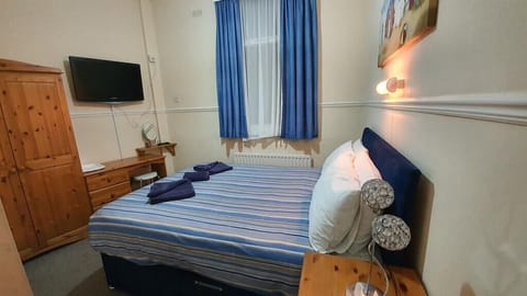 Standard Double Room, 1 Double Bed, Non Smoking, Ensuite | Iron/ironing board