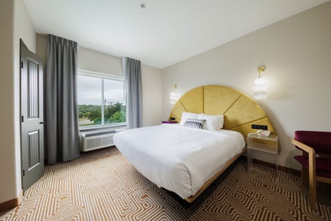 Standard King Room | Premium bedding, in-room safe, desk, iron/ironing board