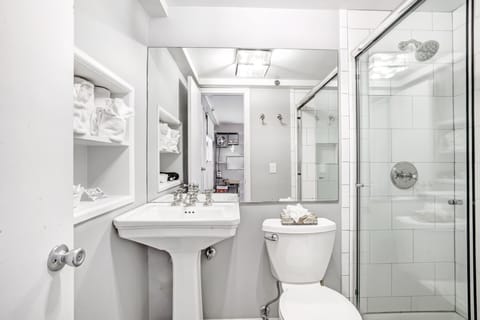 West 2BD 2 Queens | Bathroom | Free toiletries, hair dryer, towels