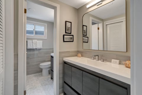 Apartment | Bathroom | Hair dryer, towels