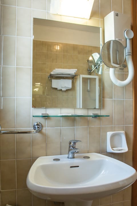 Basic Double Room Single Use | Bathroom | Shower, free toiletries, hair dryer, bidet