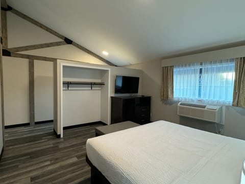 Executive Studio Suite, 1 King Bed, Non Smoking (Huron) | Laptop workspace, blackout drapes, iron/ironing board, rollaway beds