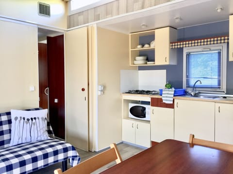 Mobile Home, 2 Bedrooms (4 people) | Private kitchen
