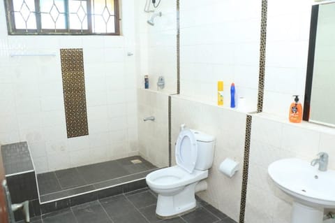 Apartment, 4 Bedrooms, Ocean View | Bathroom | Shower, towels, soap, shampoo