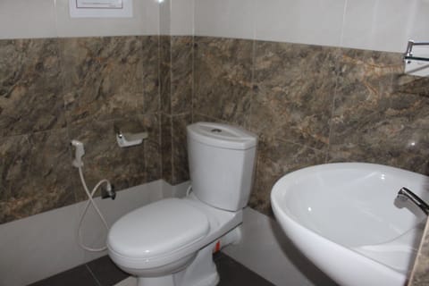 Standard Double Room | Bathroom | Shower, rainfall showerhead, free toiletries, hair dryer