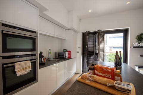 HU1 City Centre Hub Apartment | Shared kitchen | Full-size fridge, microwave, oven, stovetop