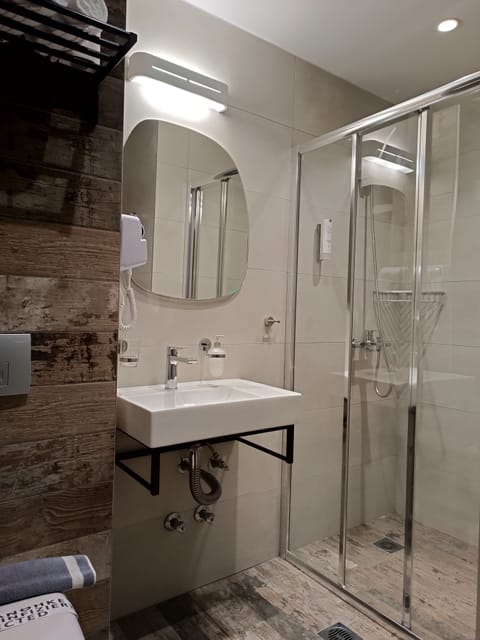 Standard Double or Twin Room, Balcony | Bathroom | Shower, rainfall showerhead, free toiletries, hair dryer