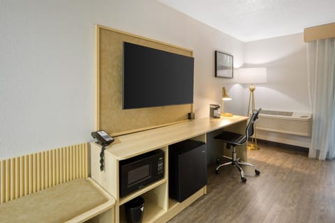 Iron/ironing board, bed sheets