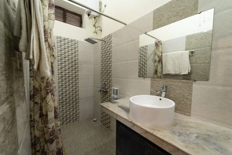 Economy Double Room | Bathroom | Shower, towels