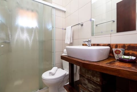 Suite Dupla com Varanda | Bathroom | Shower, hair dryer, towels