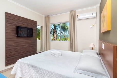 Apartment (Frente mar) | Minibar, in-room safe, individually decorated, individually furnished