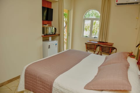 Suite Dupla com Varanda | Minibar, in-room safe, individually decorated, individually furnished