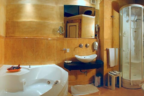 Suite Rampart on the sea | Bathroom | Shower, rainfall showerhead, hair dryer, slippers