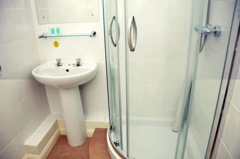 Single Room | Bathroom | Free toiletries, hair dryer, towels