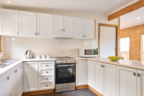 Comfort Cottage, 1 Bedroom, Balcony, Mountain View | Private kitchen | Full-size fridge, microwave, oven, stovetop