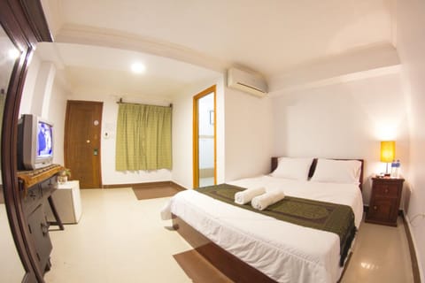 Standard Double Room | In-room safe, blackout drapes, soundproofing, free WiFi