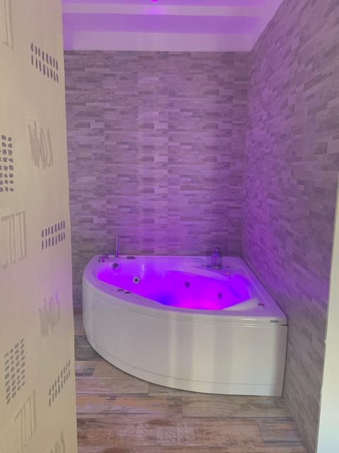 Romantic Room, Jetted Tub | Jetted tub