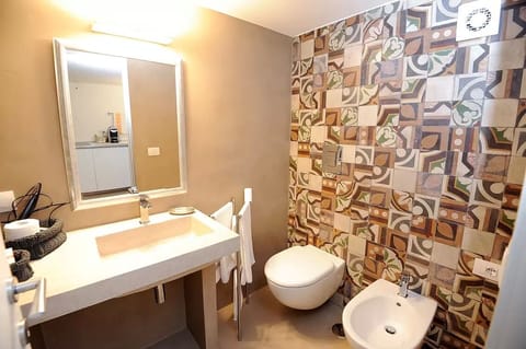 Studio Suite (La Nina) | Bathroom | Shower, free toiletries, hair dryer, bidet