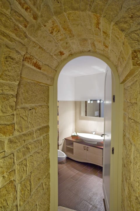 Trullo - Top Suite  | Bathroom | Hair dryer, towels, shampoo