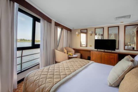 Suite | Minibar, in-room safe, bed sheets