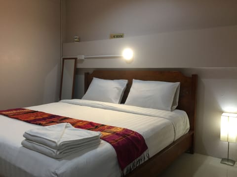 Standard Double Room | Desk, soundproofing, free WiFi, bed sheets