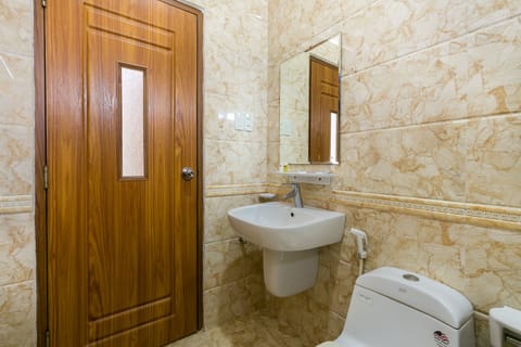 Family Room | Bathroom | Shower, free toiletries, slippers, bidet