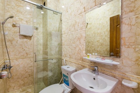 Standard Double Room | Bathroom | Shower, free toiletries, slippers, bidet