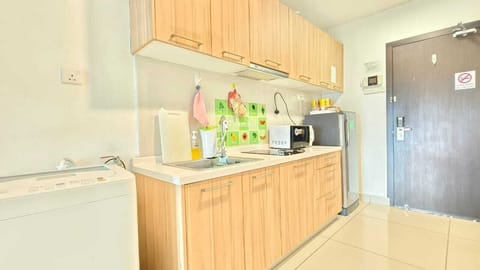 Standard Studio, 1 King Bed, Balcony, City View | Private kitchen | Full-size fridge, microwave, stovetop, electric kettle