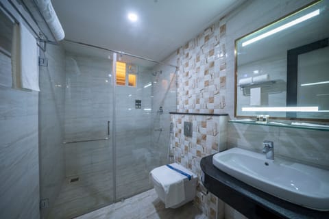 Deluxe Room | Bathroom | Shower, towels
