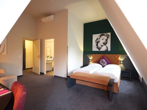 Comfort Double Room | 1 bedroom, premium bedding, in-room safe, individually decorated