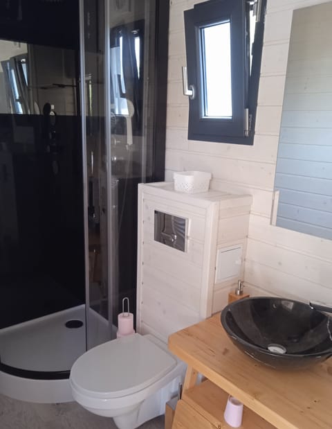 Comfort Studio, 1 Queen Bed, Kitchen, Garden View | Bathroom | Towels, soap, toilet paper