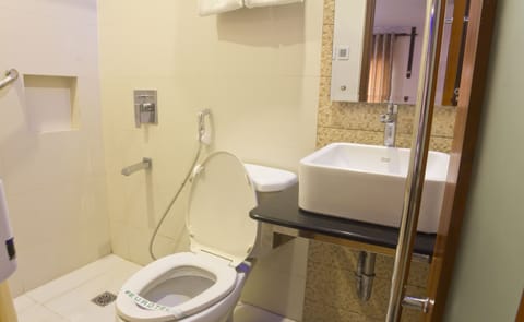 Standard Twin Room | Bathroom | Combined shower/tub, free toiletries, hair dryer, slippers