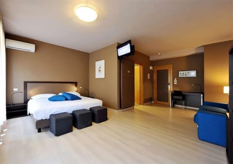 Junior Suite | Minibar, soundproofing, free WiFi, bed sheets
