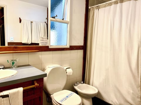 Combined shower/tub, free toiletries, hair dryer, bidet