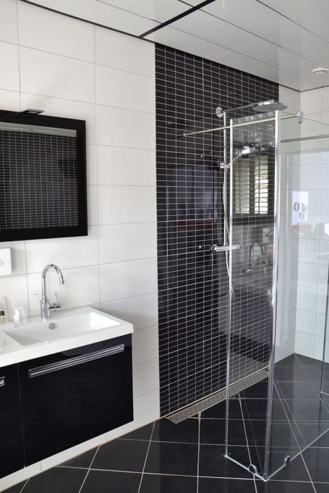 Suite | Bathroom | Eco-friendly toiletries, hair dryer, towels