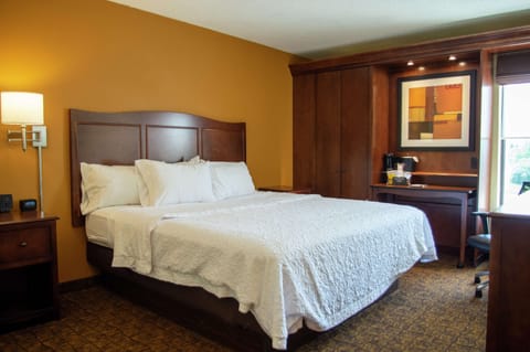 Egyptian cotton sheets, premium bedding, pillowtop beds, desk